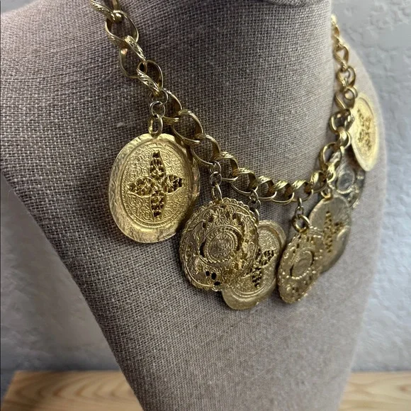 Kenneth Jay Lane Textured Gold Medallion Necklace vintage - Picture 3 of 8